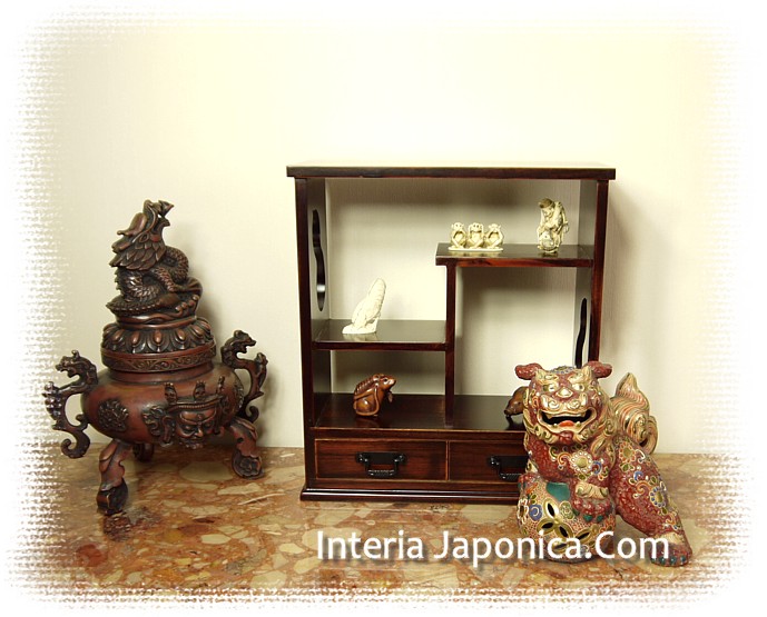 нэцки, нецки, коллекция японских нэцкэ, полочка для коллекции нэцкэ