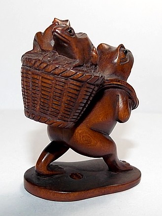 японская старанная нецка Лягушка с корзиной, кипарис, 1930-е гг