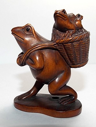 японская старинная нецка Лягушка с корзиной, кипарис, 1930-е гг.