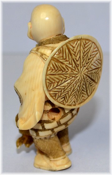 японская антикварная нэцка из слоновой кости Путник с посохом в руке