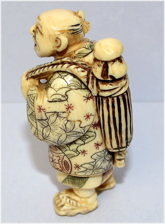 японская нецке из слоновой кости, Мужчина с зонтиком за спиной. эпоха Мэйдзи
