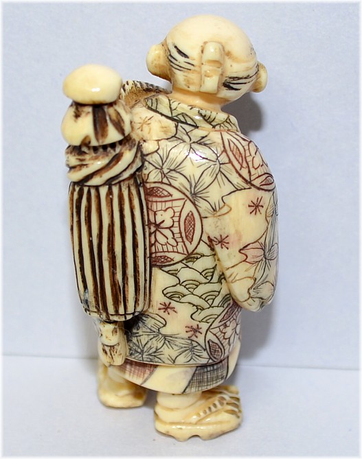 японская нэцкэ из слоновой кости Мужчина с зонтиком за спиной, эпоха Мэйдзи