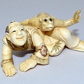 японская антикварная нэцке  Мужчина с обезьянкой