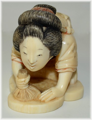 окимоно из слоновой кости Женщина с томоко, конец эпохи Эдо