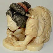 японская нецка окимоно из слоновой кости Женщина за работой