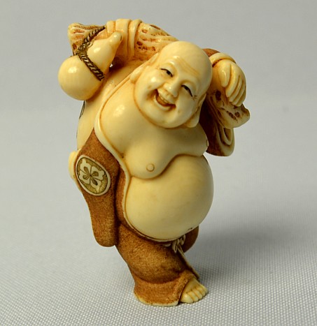 антикварный подарок: японская нэцкэ из слоновой кости в виде Хотэя с мешком богатства и счастья, 1920-е гг.