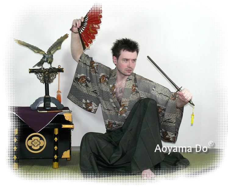 предметы японского искусства и сняряжения самурая: военный веер тэссэн, оружие дзюттэ, интерерная композиция из бронзы