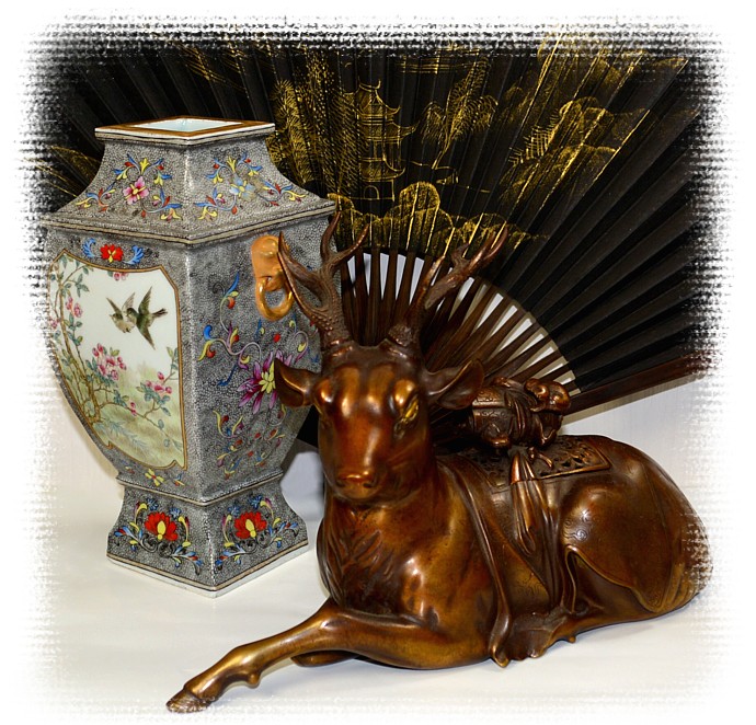 предметы японского искусства: веер, ваза и бронзовая курильница в виде Оленя