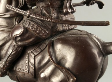 деталь бронзовой японской кабинетной скульптуры Самурай