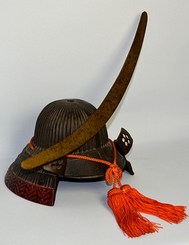 японская броная: интерьерное украшение в виде самурайского боевого шлема КАБУТО