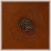 рельф с подписью мастера на дне японской бронзовой вазы