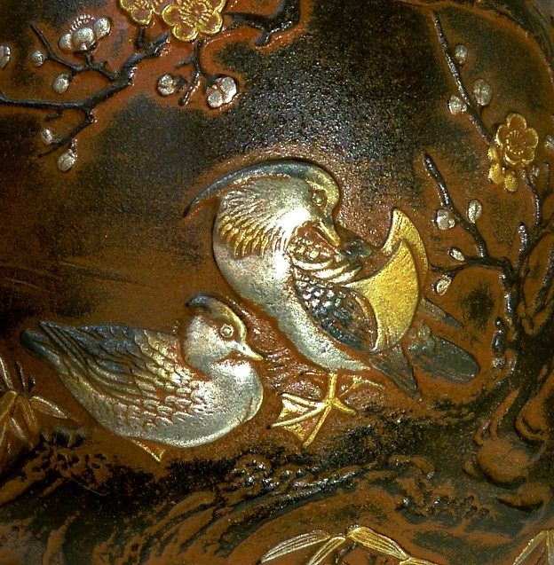 рельеф на японской старинной бронзовой вазе