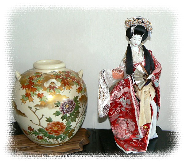  антикварный подарок: японская ваза сацума и старинная японская кукла
