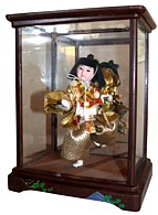 антикварная японская кукла в стеклянной коробке