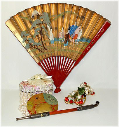 предметы японского искусства миниатюры: веер с росписью, гребешок  и украшение  для прически, серебряная курительная трубка
