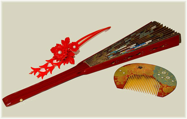 предметы японского искусства миниатюры: веер с росписью, гребешок  и длинная шпилька с подвесками для прически