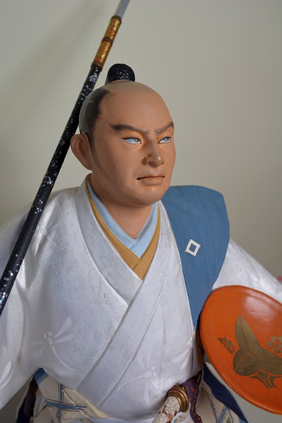 японская статуэтка из керамики Самурай с копьем и чашей для сакэ