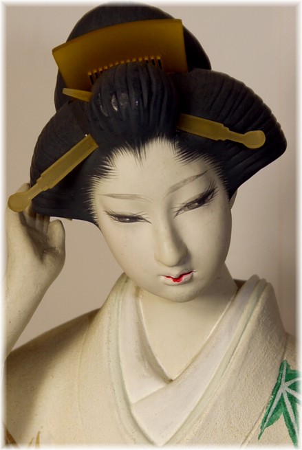 японская статуэтка из керамики Девушка в светлом кимоно, Хаката, 1950-е гг.