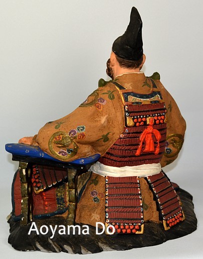  фигура воина самурая, сидящеего на медвежьей шкуре, мастерские Хаката