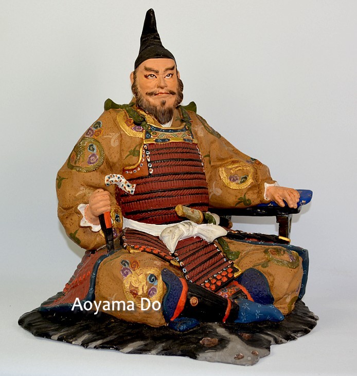  фигура воина самурая, сидящеего на медвежьей шкуре, мастерские Хаката