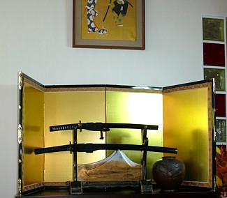 японская ширма и подставка для самурайского меча