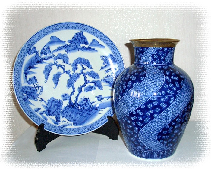 японский фарфор: интерьерная тарелка и ваза с синей росписью