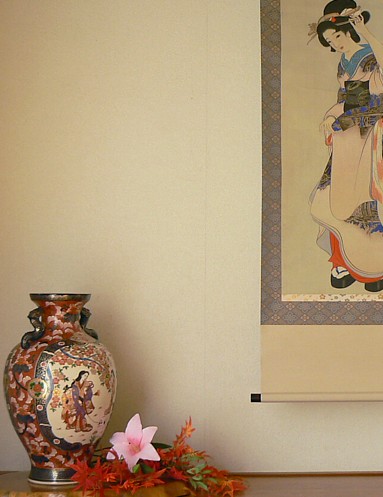 японский интерьер: ваза Имари  и рисунок на свитке