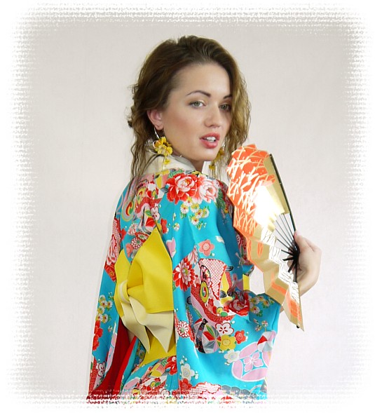 японское традиционное женское кимоно и пояс-оби Бабочка