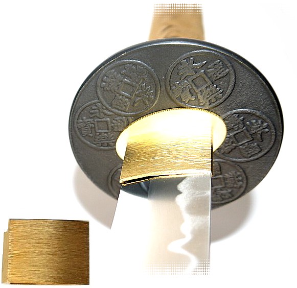 гарда японского меча с изображением золотых монет эпохи Эдо символизирует богатство и удачу