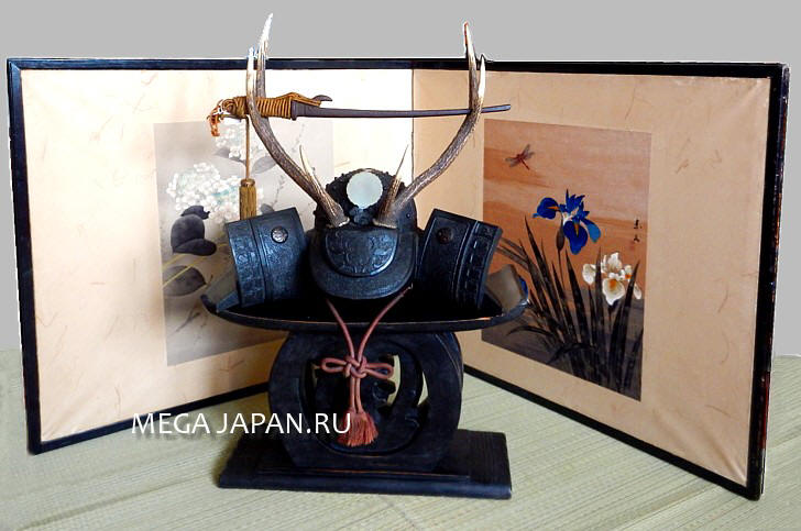 японская подставка для меча в форме самурайского шлема КАБУТО