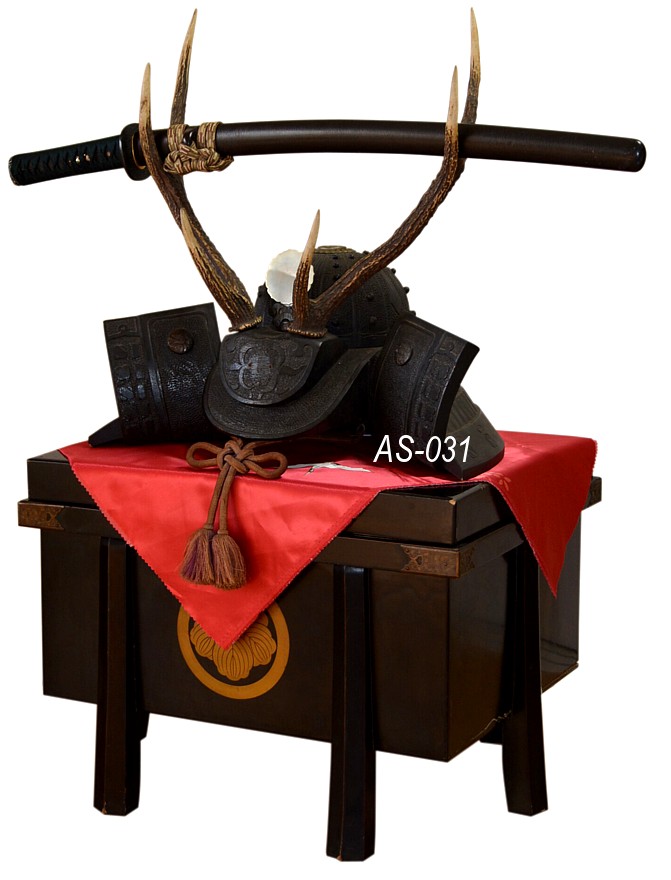 японская  резная подставка для двух  мечей в форме самурайского шлема кабуто, эпоха Мэйдзи
