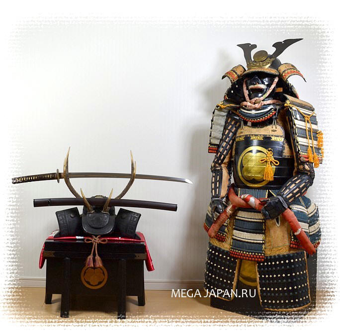 японский интерьер: доспехи самурая и резная подставка для двух мечей