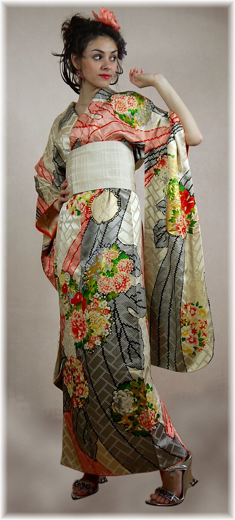 японское шелковое праздничное кимоно фурисодэ