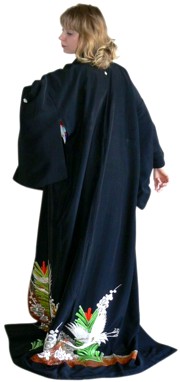 японское женское шелковое кимоно с вышивкой