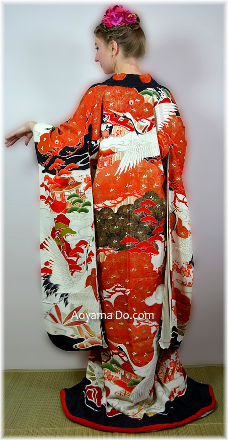 японское старинное шелковое кимоно с авторским рисунком и вышивкой