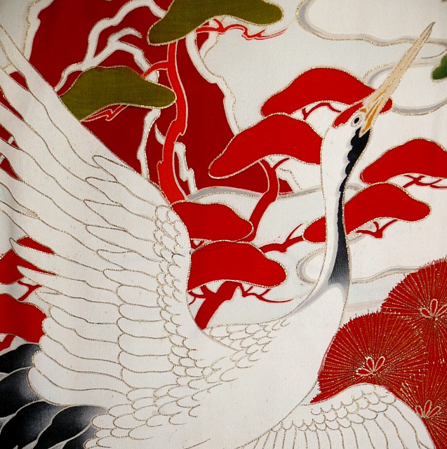 деталь японского рисунка на женском шелковом кимоно