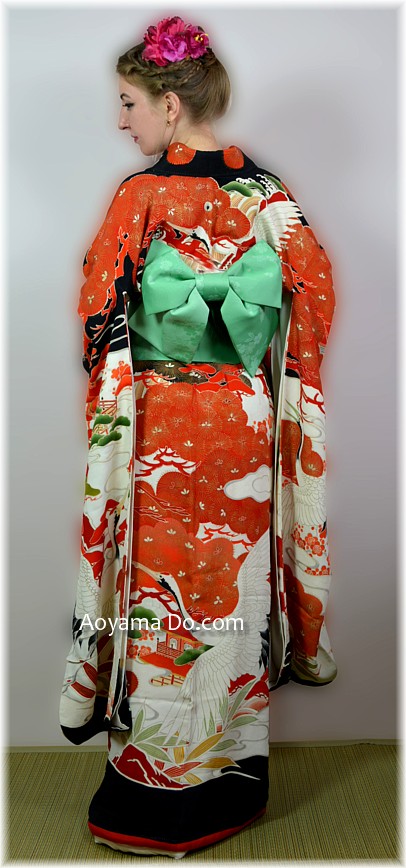 японское антикварное шелковое кимоно с авторским рисунком и вышивкой