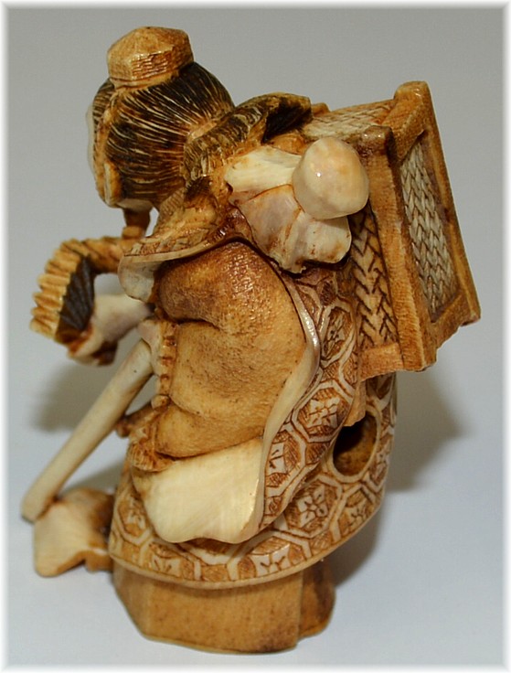 японская антикварная подписная нецке из слоновой кости