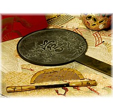 Японское бронзовое антикварное зеркало с рельефами, конец эпохи Эдо