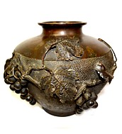 бронзовая японская ваза с виноградом, 1890-е гг..