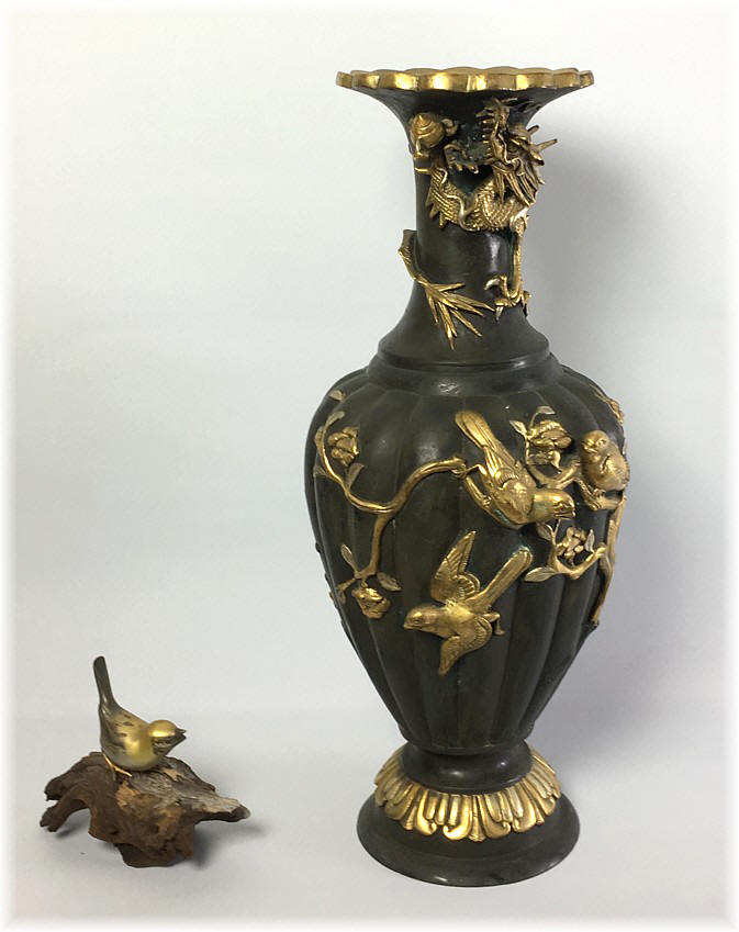 бронзовая японская ваза с рельефами, 1850-е гг.