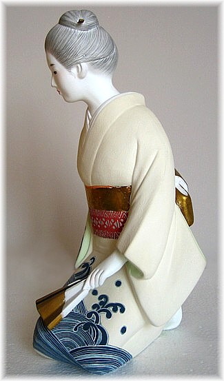 девушка в светлом кимоно, японская статуэтка