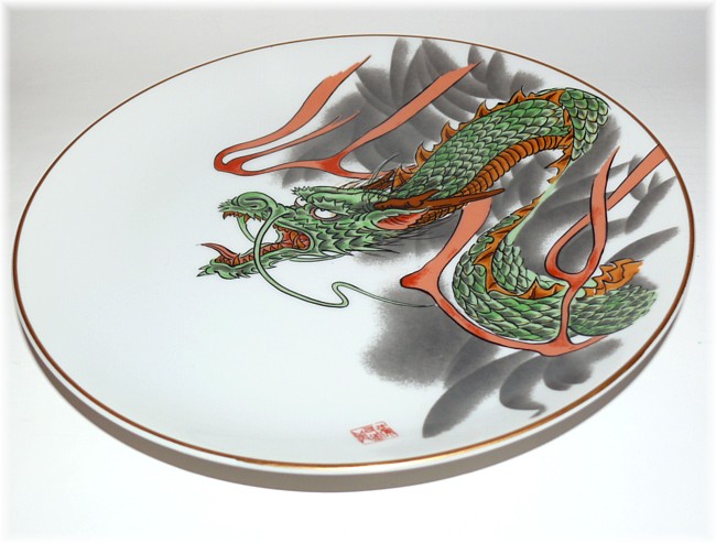 Блюдо дракона. Тарелки с драконом. Посуда с драконом. Роспись фарфора в китайском стиле. Китайский фарфор с драконами.