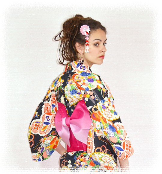 японское кимоно и пояс оби в виде бабочки