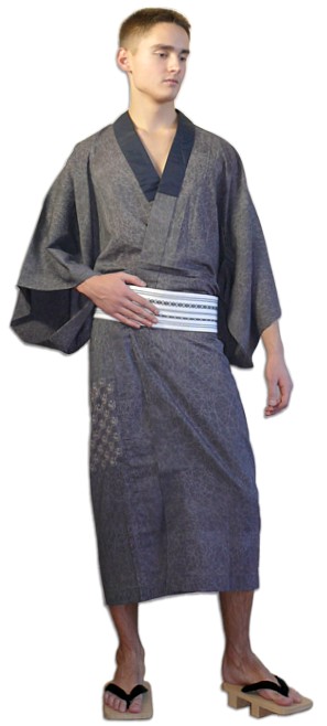 японское кимоно, оби и традиционная обувь гэта