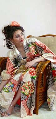 японское шелковое праздничное кимоно молодой девушки